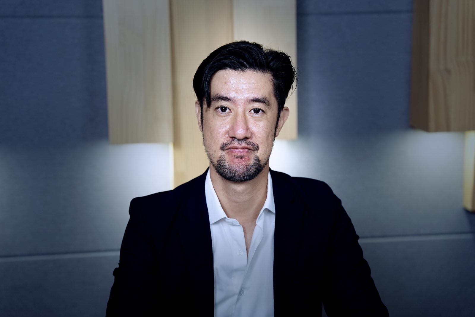 Tak Lo studio headshot, fourth-generation Hong Kong VC and founder of Komputational Kulture