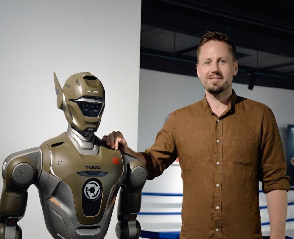 Thomas Derksen with a manufacturer's team at a humanoid robot in China